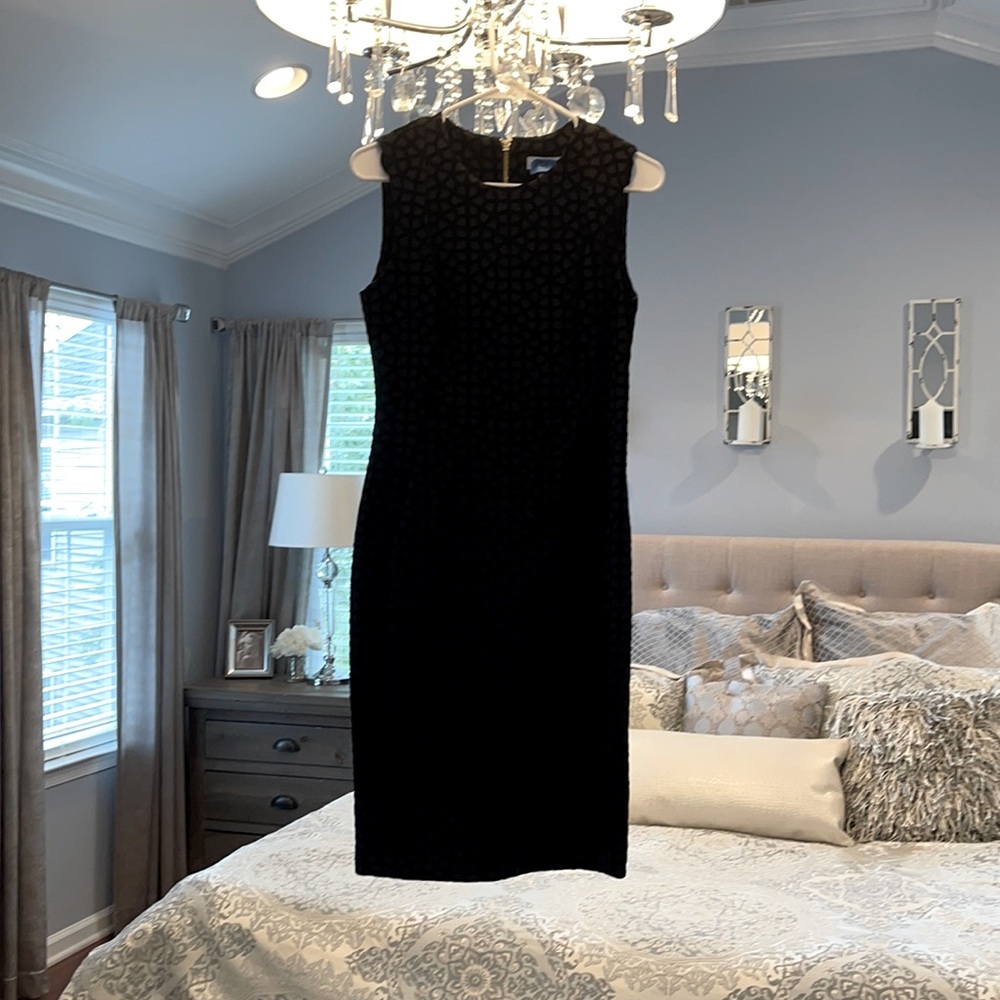 Beautiful black fitted dress with velvet pattern in layed